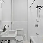 Sun-Filled Brownstone Apt In Prime Chelsea