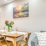 Pent House On Bruckner New Luxe 2br 2ba King Bed Fast Wi-fi 15 Mins To Times Square