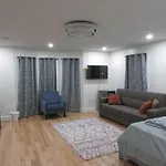 Cozy In Ozone Park Apartment