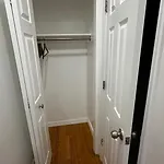 Cozy 2-person Near Jfk Airport & Shopping Area Apartment