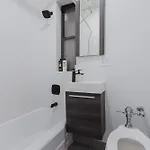 2 Bedroom Modern Unit In Central Manhattan