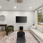 10-1 Stylish Townhouse Oasis In Greenpoint