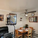Booking.com Exxlusive: Fully Furnished One Bedroom Entire With Full Size Bed. For One Person Or Couple, Soulmate Positive Friendship *