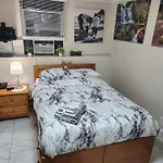 Booking.com Exxlusive: Fully Furnished One Bedroom Entire With Full Size Bed. For One Person Or Couple, Soulmate Positive Friendship Apartment