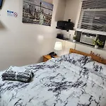 Booking.com Exxlusive: Fully Furnished One Bedroom Entire With Full Size Bed. For One Person Or Couple, Soulmate Positive Friendship Apartment New York
