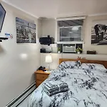Booking.com Exxlusive: Fully Furnished One Bedroom Entire With Full Size Bed. For One Person Or Couple, Soulmate Positive Friendship Apartment New York