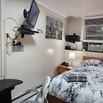 Booking.com Exxlusive: Fully Furnished One Bedroom Entire With Full Size Bed. For One Person Or Couple, Soulmate Positive Friendship Apartment *
