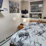 Booking.com Exxlusive: Fully Furnished One Bedroom Entire With Full Size Bed. For One Person Or Couple, Soulmate Positive Friendship *
