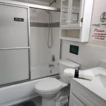 Apartment Booking.com Exxlusive: Fully Furnished One Bedroom Entire With Full Size Bed. For One Person Or Couple, Soulmate Positive Friendship *