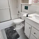 Booking.com Exxlusive: Fully Furnished One Bedroom Entire With Full Size Bed. For One Person Or Couple, Soulmate Positive Friendship *