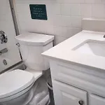 Booking.com Exxlusive: Fully Furnished One Bedroom Entire With Full Size Bed. For One Person Or Couple, Soulmate Positive Friendship Apartment