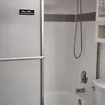 Booking.com Exxlusive: Fully Furnished One Bedroom Entire With Full Size Bed. For One Person Or Couple, Soulmate Positive Friendship Apartment *