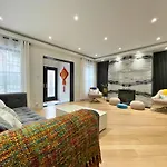 Great Location With Parking, 10 Min To Lga & Subway Homestay
