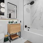 Stylish Brooklyn Retreat - Steps To G Train 5*