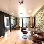 Bright 2-story Brooklyn Oasis W Patio & Fire Pit Holiday home *