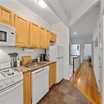 Double Room With Shared Bathroom In Times Square