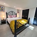 Great Location With Parking, 10 Min To Lga & Subway