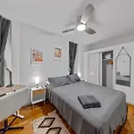 Double Room With Shared Bathroom In Times Square