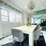 Great Location With Parking, 10 Min To Lga & Subway