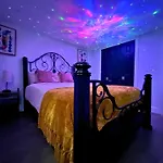 Great Location With Parking, 10 Min To Lga & Subway