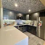 Bright 2-story Brooklyn Oasis W Patio & Fire Pit Holiday home *