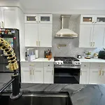 Homestay Great Location With Parking, 10 Min To Lga & Subway *