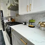 Great Location With Parking, 10 Min To Lga & Subway *