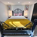 Great Location With Parking, 10 Min To Lga & Subway *