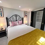 Great Location With Parking, 10 Min To Lga & Subway Homestay New York