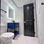 Great Location With Parking, 10 Min To Lga & Subway * New York