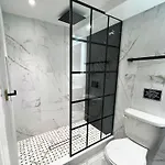 Great Location With Parking, 10 Min To Lga & Subway Homestay New York