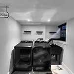 Homestay Great Location With Parking, 10 Min To Lga & Subway New York