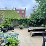 Bright 2-story Brooklyn Oasis W Patio & Fire Pit Holiday home *