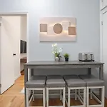 2Bd Modern Home In Manhattan