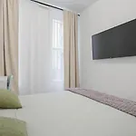 2Bd Comfortable Home In Manhattan