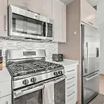 Spacious Luxury With Wash And Dryer Apartment *