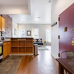Apartment Plush & Spacious 2-bedroom In Nyc *