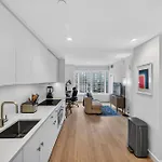 Greenpoint 1br W Work Setup By Anyplace - 11756