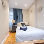 Comfy 2 Bedroom Apartment On Central Park West