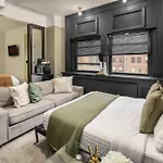 Apartment Centrally Located In Nyc Walk To Time Square *
