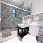 Comfy 2 Bedroom On Park West *