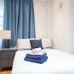 Apartment Comfy 2 Bedroom On Park West *
