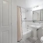 Apartment 43-20a Newly Furnished 1br- Full Service Doorman Laundry Gym Business Center *