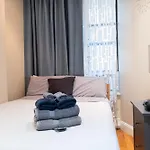 Comfy 2 Bedroom On Park West *