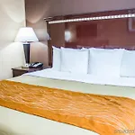 Travelodge By Wyndham Queens Hotel