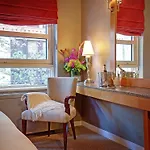 Hotel Giraffe By Library Collection 4*