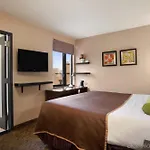 Howard Johnson Soho Hotel 3*