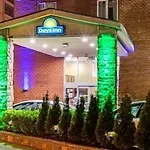 Days By Wyndham Long Island Hotel