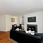 Places4Stay Greenwich Comfort Rooftop
