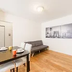 Alluring Astoria 2 Bedrooms 15 Min To Manhattan Via R & M Trains